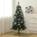 Vue détaillée d'un sapin de Noël floqué avec des baies rouges et des pommes de pin - Sapin de Noël à Grandes Aiguilles de Pin et Baies Rouges Fleuries