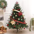 Gran árbol de Navidad verde decorado con cintas rojas y adornos muy brillantes - Con Ornamentos (Sin Collar de Árbol) / 150cm