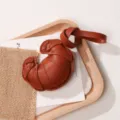 Handgemaakte bruine PU-lederen croissant sleutelhanger voor stijlvolle decoratie van uw tas - Koffie