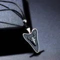 Collier pendentif tête de taureau argentée rétro avec cordon noir style hip-hop pointe de flèche - Bleu