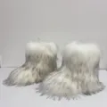 Dettaglio degli stivali da neve per bambini in calda finta pelliccia bianca e grigia - 32 (1Y) / Bianco