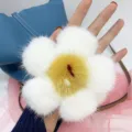 Handgehaltener flauschiger weiß-gelber Nerzfell-Blumen-Taschenanhänger mit weicher Textur - Groß 12cm / Weiß