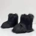 Detaillierte Nahaufnahme der zotteligen schwarzen Kunstfell-Schneestiefel für Kinder - Schwarz
