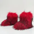 Detailaufnahme von Kinder-Schneestiefeln aus Kunstpelz in leuchtendem Rot und Schwarz - Rot