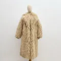 Vue de face d'un manteau en fausse fourrure beige pour femme avec un col à revers classique. - Café Moyen