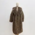 Vue détaillée d'un manteau long en fausse fourrure de mouton marron sur un mannequin - Brun Cacao