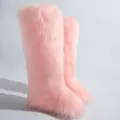 Vue latérale détaillée de bottes roses en fausse fourrure de renard à texture duveteuse - Rose Clair