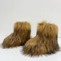 Dettaglio della texture in finta pelliccia marrone sugli stivali da neve per bambini - 32 (1Y) / Caffè