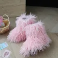 Gros plan des bottes pour enfants en fausse fourrure rose montrant la texture douce. - Rose Clair