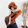 Modèle portant un chapeau cloche en fausse fourrure orange et un sac pelucheux en cœur - Ensemble Orange