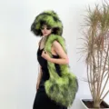 Vue détaillée de l'ensemble bonnet tendance et sac cœur en fausse fourrure bicolore - Ensemble Vert Fluorescents