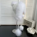 Detalle de gorro de aviador de punto blanco con pompones de piel sintética y orejeras. - Talla única / Blanco Roto