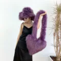 Détail d'un mannequin avec un chapeau bob en fausse fourrure violette et un sac coeur - Ensemble violet aubergine