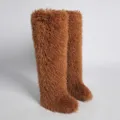 Detalle de botas por encima de la rodilla de piel sintética marrón con textura de pelo largo. - 36 / Marrón Teddy