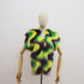 Gilet en fausse fourrure Mardi Gras violet, vert et jaune éclatant sur mannequin. - Top gilet à motif vagues / Taille unique