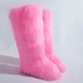 Vue latérale détaillée des bottes en fausse fourrure rose vif avec texture peluche - Rose vif