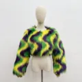 Vue détaillée de la texture en fausse fourrure violet vert jaune sur une veste Mardi Gras - Veste manteau 930# à motif vagues / S (104 cm)