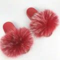Dettaglio di ciabatte rosse in pelliccia di volpe con suola piatta in PVC antiscivolo - I Procione a punta bianca e suola rossa (PVC suola rossa)