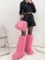 Vue détaillée de jambières en fausse fourrure rose et sac à main assorti de style punk - Ensemble en imitation laine d'agneau de Mongolie rose foncé