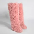 Detalle de alta resolución de botas mosqueteras de piel sintética rosa para festivales - Botas por encima de la rodilla extralargas de piel de oveja Tan rosa melocotón / 36