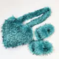Vista dettagliata del set borsa a cuore in ecopelliccia e ciabatte morbide coordinate - Blu lago (Set scarpe e borsa) / 46 (US 13)