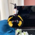 Detailopname van een schattige pluche kattenhanger van zacht konijnenbont in zwart en geel - Zwart