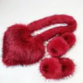 Dettaglio del set borsa a cuore in ecopelliccia rossa e pantofole di peluche coordinate - Rosso acceso (set scarpe e borsa) / 46 (US 13)