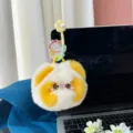 Detailopname van een zachte geel-witte pluche kattenhanger aan een laptop-scherm - Oranje
