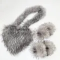 Set di lusso borsa a cuore in finta pelliccia grigia e pantofole soffici coordinate da donna - Grigio chiaro (set scarpe e borsa) / 46 (US 13)