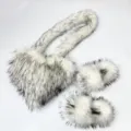 Vista dettagliata della borsa a cuore in ecopelliccia e delle pantofole di peluche abbinate - Bianco avorio (set scarpe e borsa) / 46 (US 13)