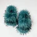Dettaglio delle pantofole di peluche in finta pelliccia verde acqua con fibre lunghe - 46 / Blu lago