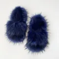Dettaglio di pantofole in pelliccia sintetica blu scuro con morbido pelo lungo - 46 / Blu zaffiro