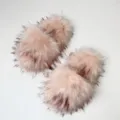 Vista dettagliata delle pantofole di peluche in finta pelliccia di procione rosa pesca - 46 / rosa carne