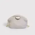 Bolso de mano tipo nube de pelo sintético gris claro con elegante cadena dorada - S / Albaricoque