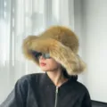 Modèle à la mode portant un grand bob en fausse fourrure de renard pour un look d'hiver - Grande fourrure kaki
