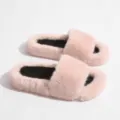 Chaussons en fausse fourrure rose doux et confortables pour femmes avec semelles noires - Rose Clair