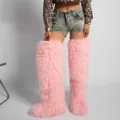 Primer plano de botas mosqueteras de pelo sintético rosa, 72 cm para looks de festivales - Botas por encima de la rodilla extralargas de piel de oveja Tan rosa / 36