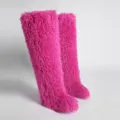 Vista lateral de las botas de nieve de 72cm en piel sintética esponjosa rosa fucsia - Botas por encima de la rodilla extralargas de piel de oveja Tan rojo rosa / 36