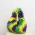 Sac à main festif en fausse fourrure colorée avec rayures jaunes, vertes et violettes Mardi Gras - Taille unique / Pochette sous le bras 5793 à motif vagues
