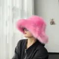 Détail d'un chapeau bob en fausse fourrure rose vif montrant sa texture douce et pelucheuse - Grande fourrure rose vif