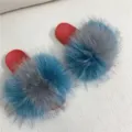 Eleganti ciabatte in morbida pelliccia blu e grigia con una suola in PVC rosso - Taglia S