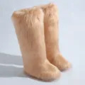 Détail rapproché de luxueuses bottes de neige en fausse fourrure de renard couleur abricot - Khaki