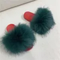 Ciabatte in pelliccia verde con suola in PVC rosso vivace e design piatto antiscivolo - Lettera V