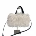 Borsa tote in ecopelliccia bianca riccia con manici e tracolla in pelle nera. - Bianco