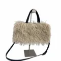 Borsa tote in peluche finta pecora mongola beige con tracolla nera a contrasto - Albicocca Pecora Tan