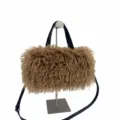 Borsa tote marrone in finta pelliccia con manici neri - marrone mokka