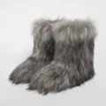 Vista detallada de botas de nieve Y2K de piel sintética gris con textura de felpa larga - Gris