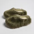 Primer plano de mules con plataforma de pelo sintético verde oliva con suela gruesa. - Verde Militar