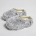 Vista detallada de la suave textura de piel sintética gris de estas chinelas con plataforma - Gris