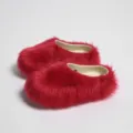 Primer plano de elegantes zuecos de piel sintética roja con plataforma gruesa y acabado suave - Rojo